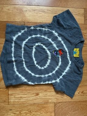 UNIF Gray Tie-Dye Crop Tee with Surfing Crab Patch